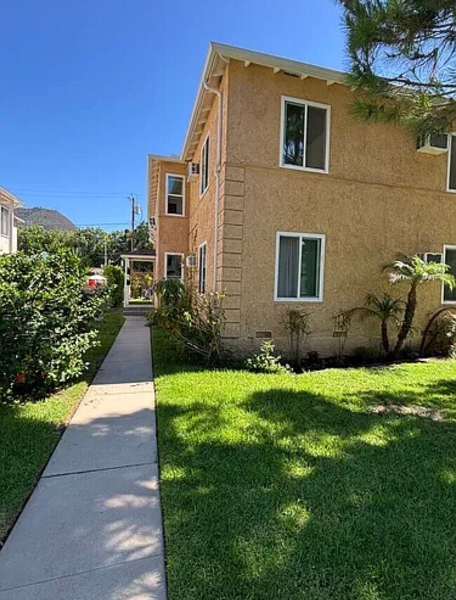 Building Photo - 4126 W Toluca Lake Ave