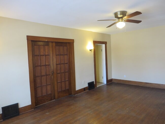 Building Photo - 826 Nuttman Ave