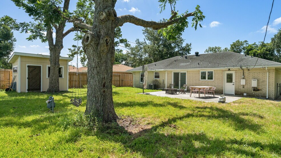 Building Photo - 2206 Stonecrest Dr