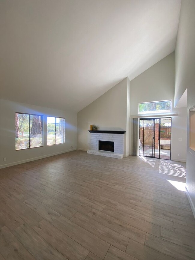 Building Photo - Alta Loma Woods Two Bed with Small Yard an...