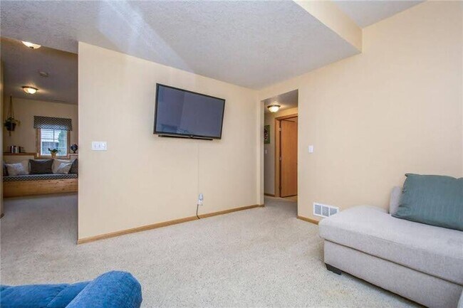 Building Photo - 523 E 4th St