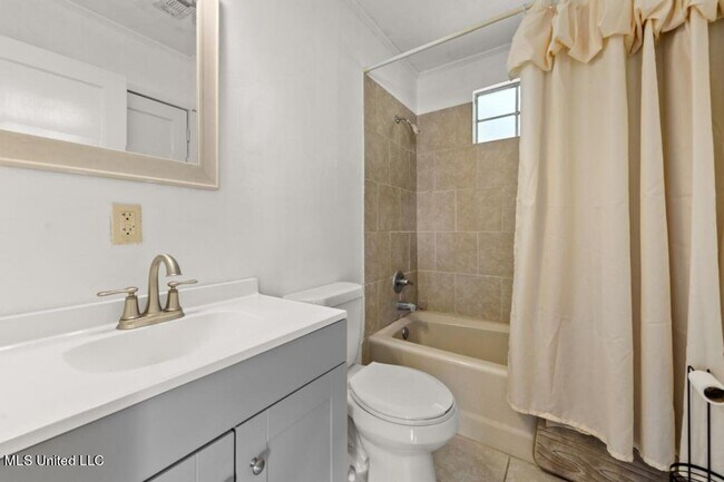 Building Photo - Charming Updated Cottage in Old Biloxi!