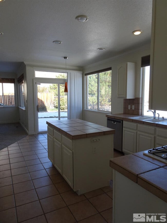 Building Photo - 7021 Heatherwood Dr
