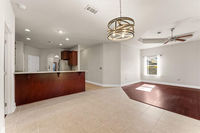 Building Photo - 554 Camellia Ct