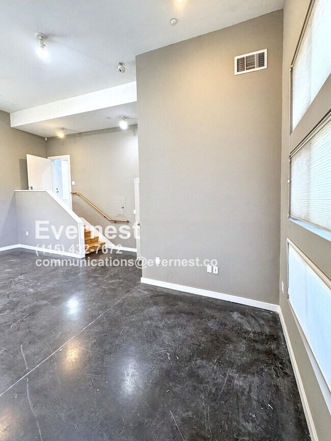 Building Photo - Beautiful 2 bed 2 bath in Oakland!