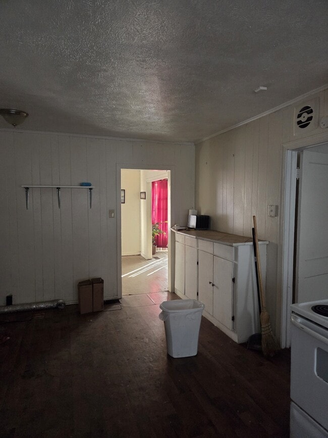 Building Photo - 304 Lawrence Rd