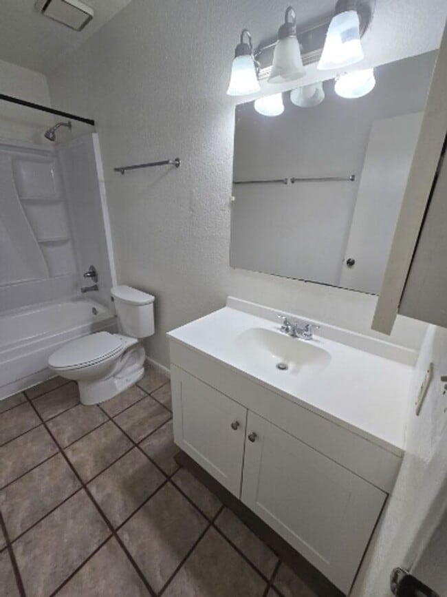 Building Photo - TRIPLEX 2BD/1BA COMING SOON!!! SPACIOUS BACKYARD!!