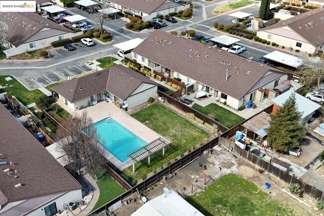 Building Photo - GREAT BRENTWOOD LOCATION IN THIS WONDERFUL CENTRALLY LOCATED COMMUNITY; GREAT CONDITION AND MOVE ...