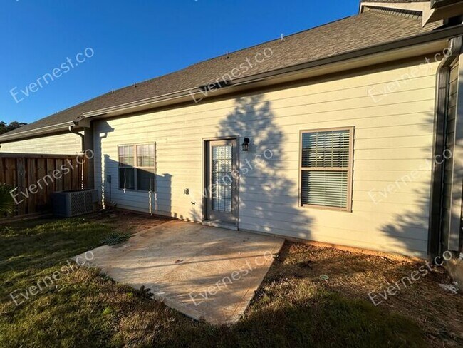 Building Photo - Spacious 3 Bed, 2.5 Bath Home with Modern Amenities / Available Soon!