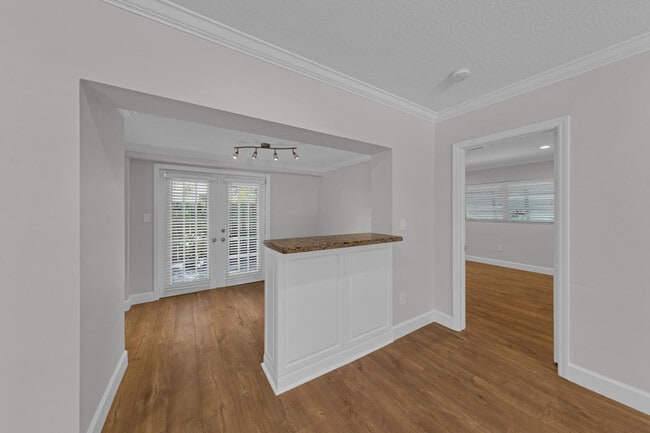 Building Photo - 900 NE 4th St