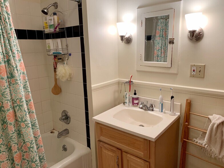 Building Photo - 21 Fessenden St