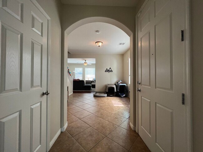 Building Photo - ABSOLUTELY AMAZING! Large 4 bedroom 2 stor...