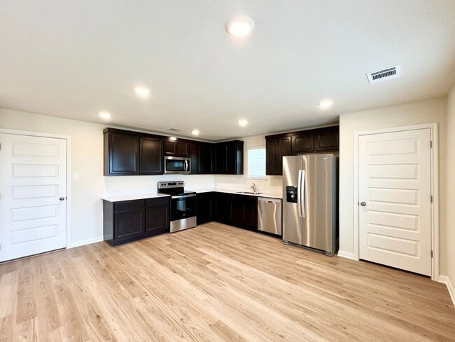 Building Photo - 3 bedroom, 2.5 bath home for lease