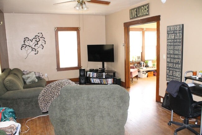 Building Photo - 415 E Clark St