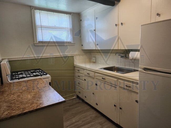 Building Photo - 1 Bedroom Apartment