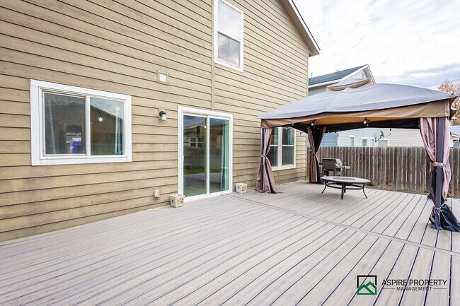 Building Photo - 3 Bed 2.5 Bath Home