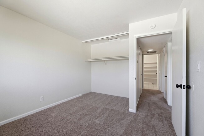 Building Photo - FULLY REMODELED MODERN SPACIOUS TOWNHOUSE!!!