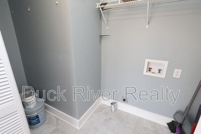 Building Photo - 504 W 6th St