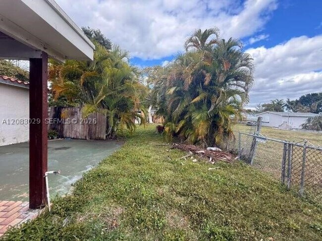 Building Photo - 8835 SW 27th St