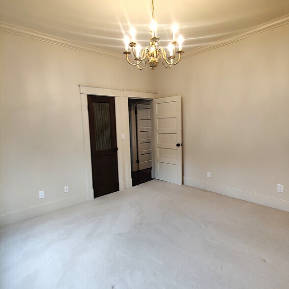 Building Photo - 921 E Waldburg St