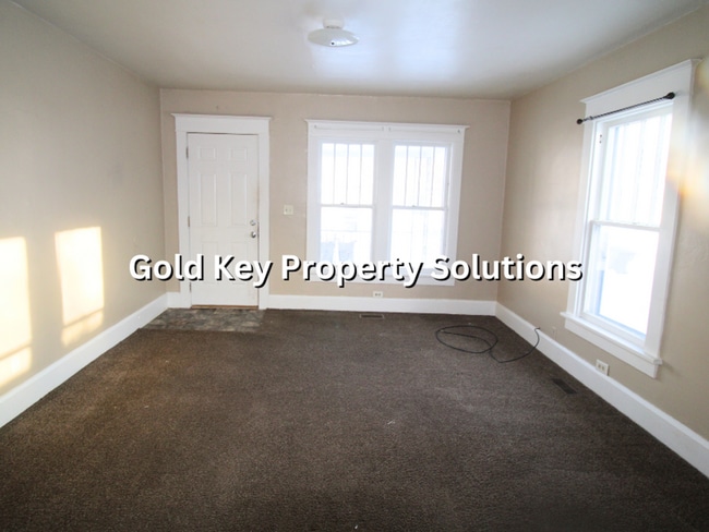 Building Photo - 2 BR 1 BA House with Dining Room and Basement SECTION 8 APPROVED