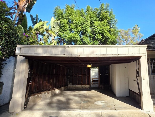 Building Photo - 8533 Rosewood Ave