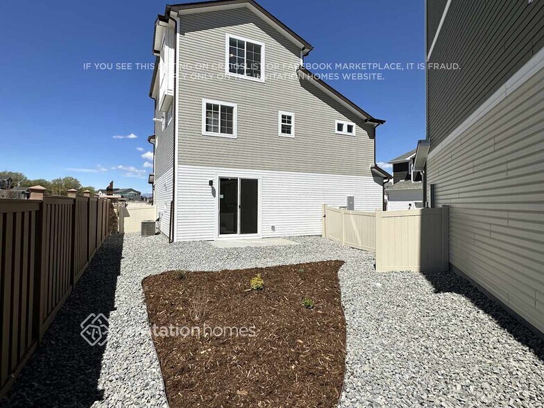 Building Photo - 3341 Streamwood Dr