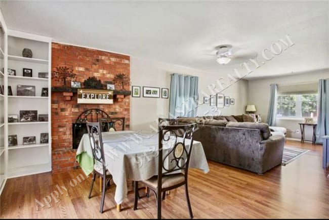 Building Photo - Updated 3Bed/2.5 Bath Duplex in Gladstone-...