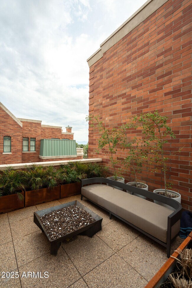 Building Photo - 50 W Palm Ln