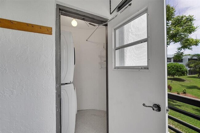 Building Photo - 1460 Sheridan St