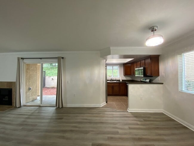 Building Photo - Beautifully Renovated 1-Bedroom Condo in R...