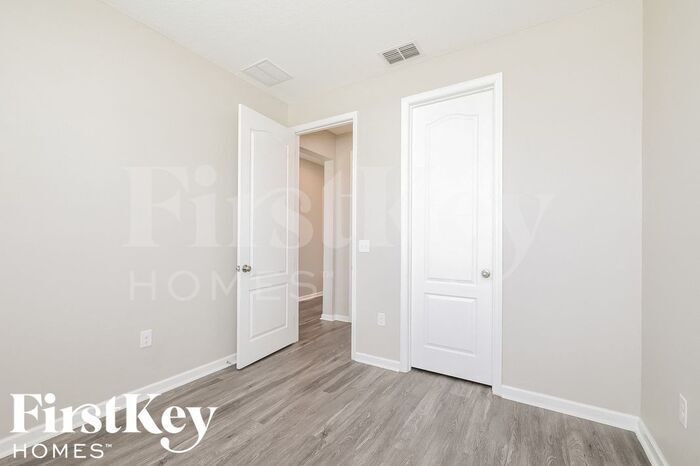 Building Photo - 261 Summershore Dr