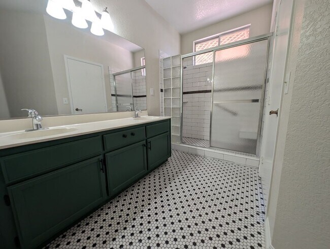 Building Photo - 731 Rising Star Dr