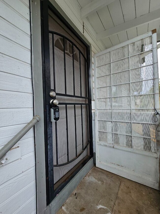 Building Photo - 3-Beds, 1.5-Bath Apartment with One tandem...