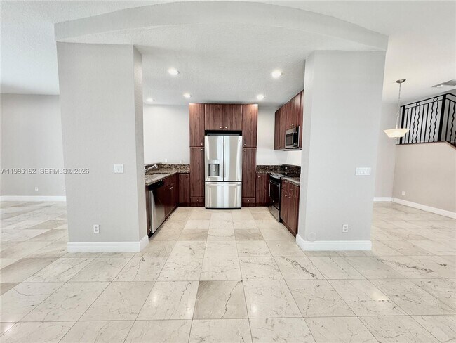 Building Photo - 504 SW 4th Ave