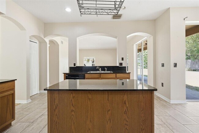 Building Photo - 2631 Queen Alberta Dr