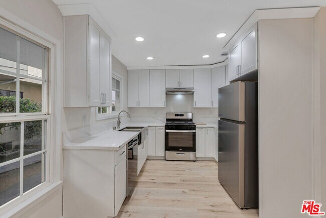 Building Photo - 853 S Bedford St