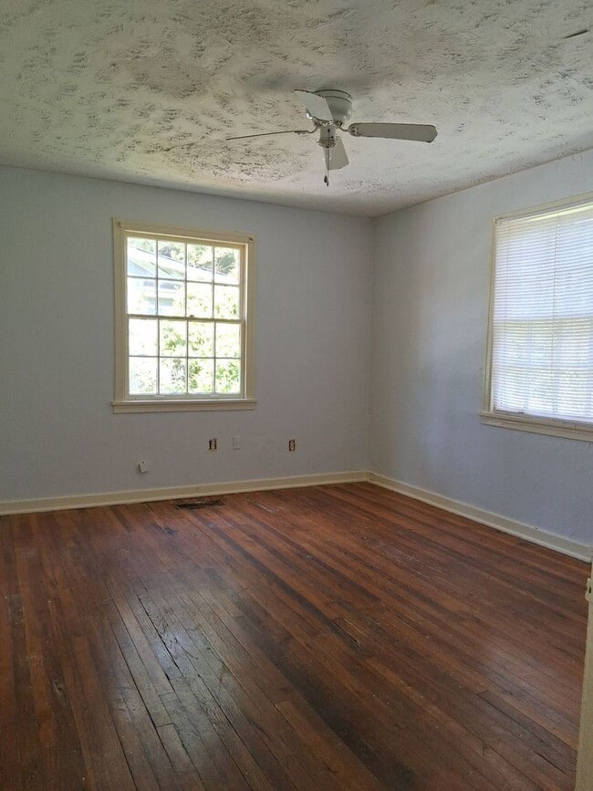 Building Photo - 4834 Maplewood Dr