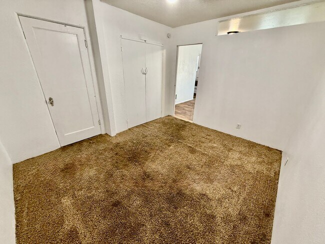 Building Photo - 1-Bedroom Apartment Move-in READY!