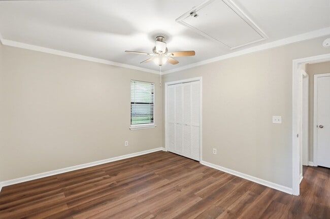 Building Photo - Renovated Ranch on a Quiet Cul-de-Sac with Vaulted Ceilings & Private Backyard