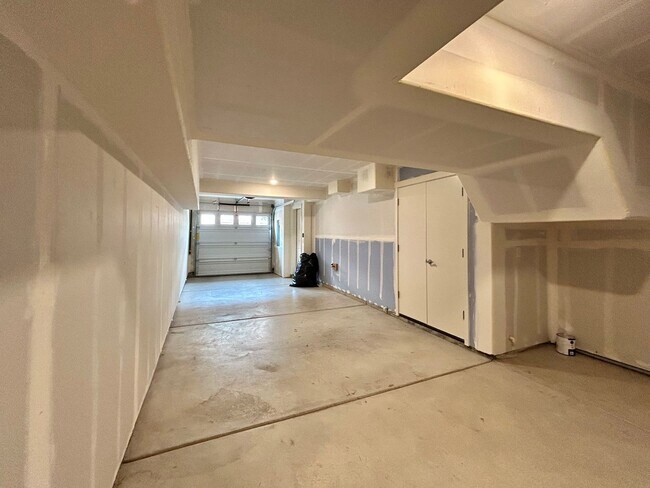 Building Photo - Stunning 2 Bed, 2.5 Bath Craftsman Townhome with Community Amenities!