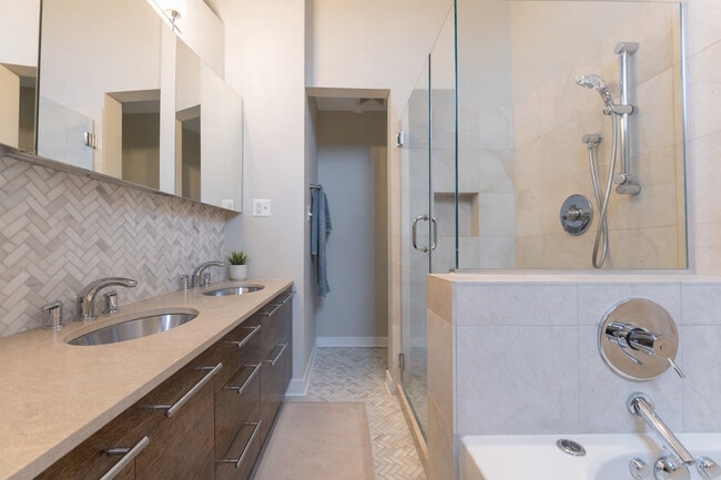 Building Photo - 2300 W Armitage Ave