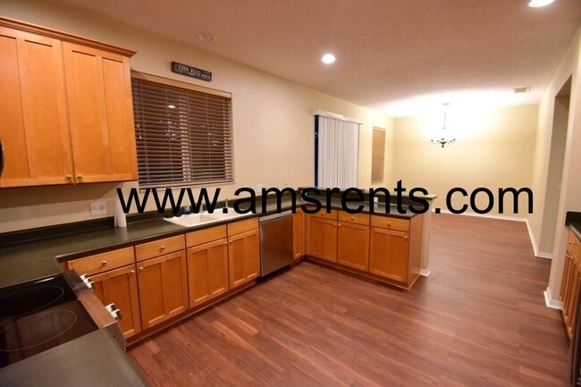 Building Photo - Delightful 3 bedroom 2.5 bath House