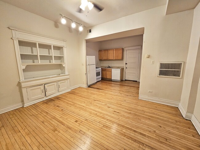 Building Photo - 3800 N Wilton Ave