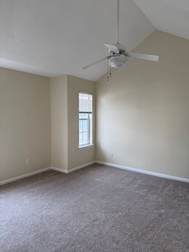 Building Photo - 2 Br 2 Bath