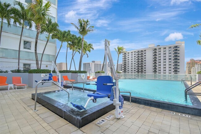 Building Photo - 3101 Bayshore Dr