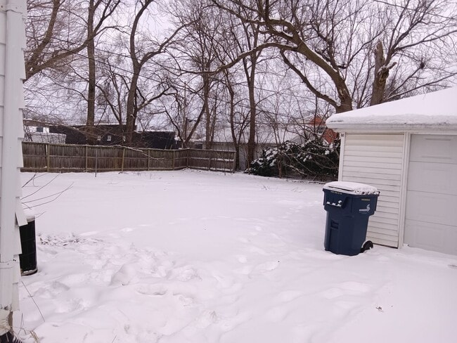 Building Photo - 2 Bedroom Single Family