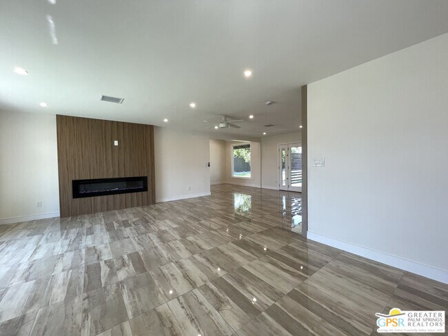 Building Photo - 372 E Molino Rd