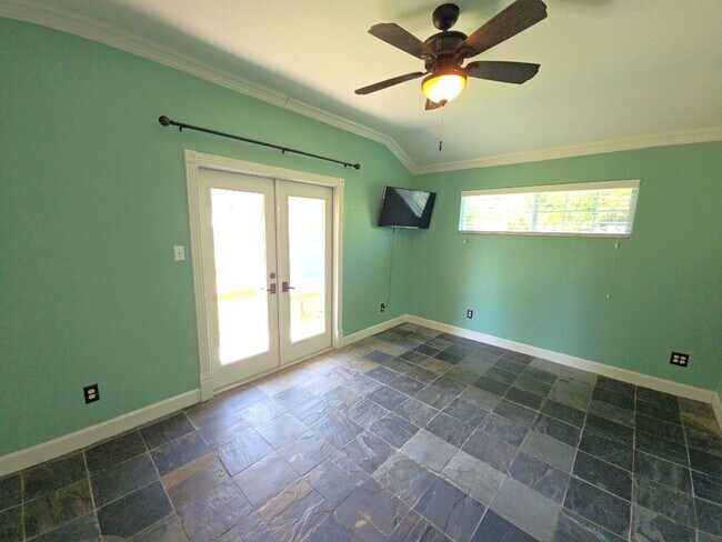 Building Photo - 254 Debbie Ln
