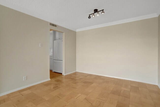 Building Photo - 3800 Fairfax Dr